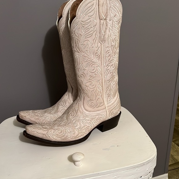 Ariat Women’s white cowboy boots - Picture 3 of 7